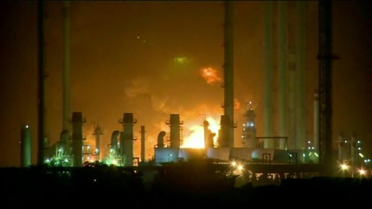 Tremenda explosión e incendio en una refinería de petróleo