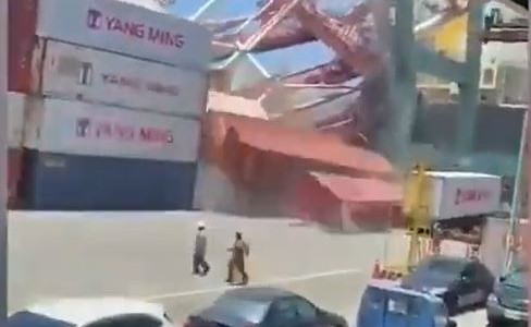 El momento en que un barco derrumba una enorme grúa en el puerto