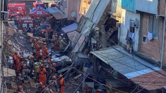 Una nena de 3 años murió y hay varios desaparecidos al derrumbarse un edificio en Río de Janeiro