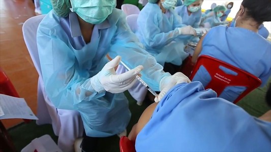 Más de 2 mil millones de vacunas anticovid fueron inyectadas en el mundo