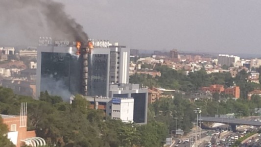 Voraz incendio consume la fachada de un lujoso hotel
