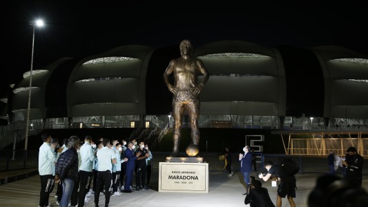 Argentina-Chile: inauguraron una estatua de Maradona en el estadio