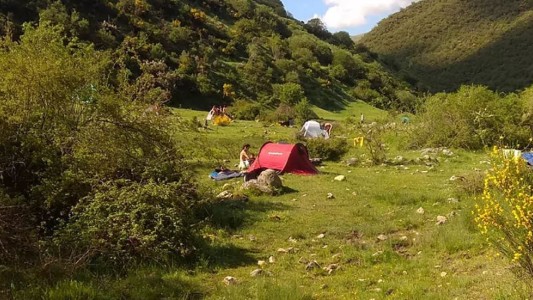 Desnudos y practicando sexo libre: quieren desalojar asentamiento en la sierra