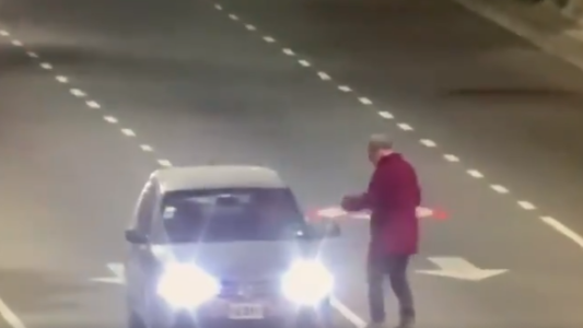 Video: un Policía le disparó a un limpiavidrios en plena 9 de Julio