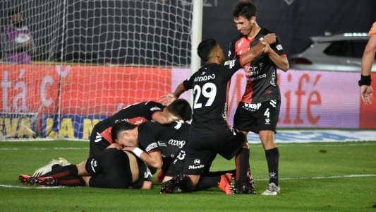 Histórico: Colón goleó a Racing en la final y gritó campeón por primera vez