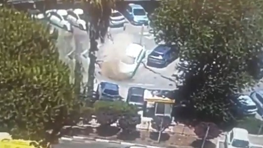 El momento en que se derrumba el asfalto y desaparecen varios autos