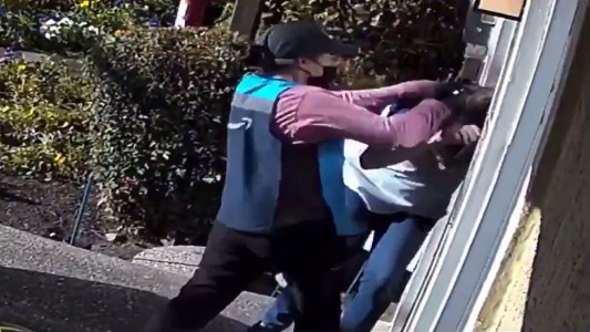 Una repartidora golpea brutalmente a una anciana tras discusión