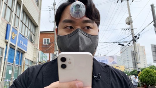 Creó un tercer ojo para adictos al celular