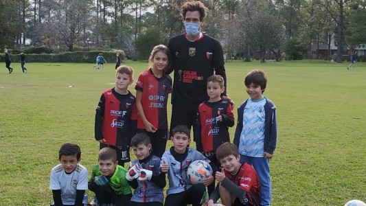 El DT de Colón dio clases para los chicos del barrio