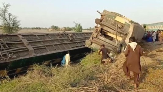 Al menos 40 muertos y 100 heridos en un choque de dos trenes en Pakistán