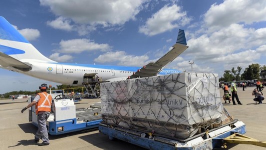 Llega hoy de Moscú el vuelo que trae el reactivo para fabricar la Sputnik