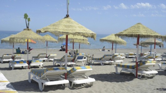 España reabre sus playas a todos los turistas vacunados