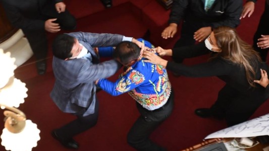 Escandalosa pelea en el Congreso entre oficialistas y opositores bolivianos