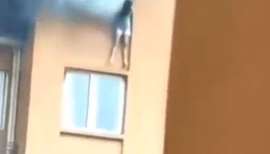 El dramático momento en que una mujer intenta escapar del fuego y cae del piso 14