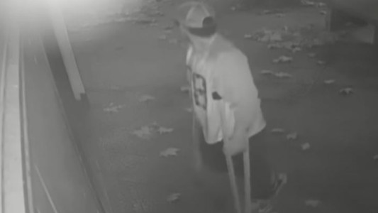 En muletas, un menor de edad robó dos comercios en Esteban Echeverría