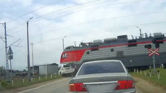 Conductor pierde la vida al intentar cruzar las vías cuando pasaba el tren