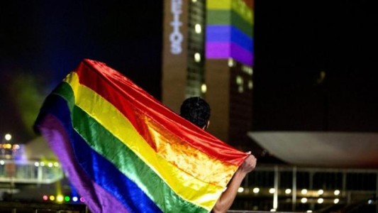Torturaron y quemaron a un joven gay que confesó que tenía sida
