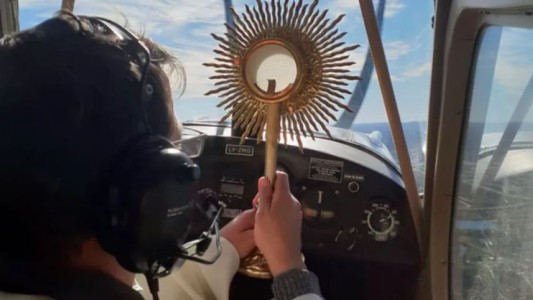 Por primera vez se realizó en el país una procesión religiosa aérea