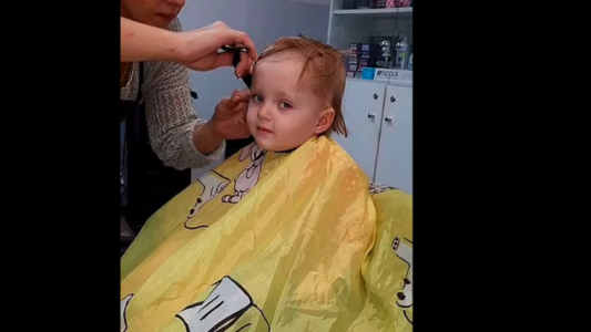 Murió una nena de 3 años que cayó desde un balcón: su madre la colgó como castigo porque "lloraba mucho"