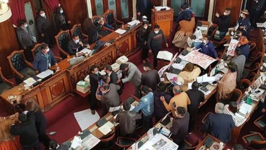 Escándalo en Bolivia por una pelea de legisladores en plena sesión