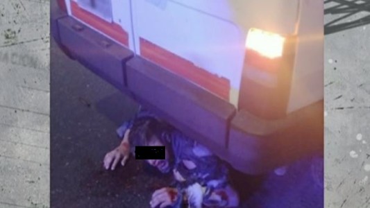 Un adolescente intentó robar una camioneta y fue arrastrado tres cuadras debajo de una camioneta