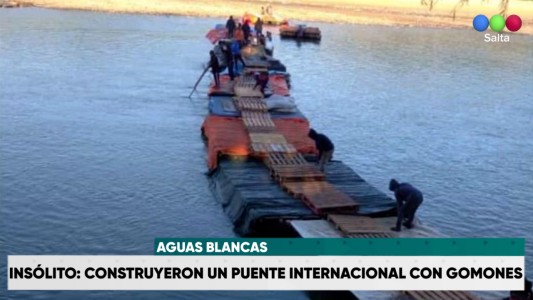 Insólito: construyeron un puente internacional con gomones