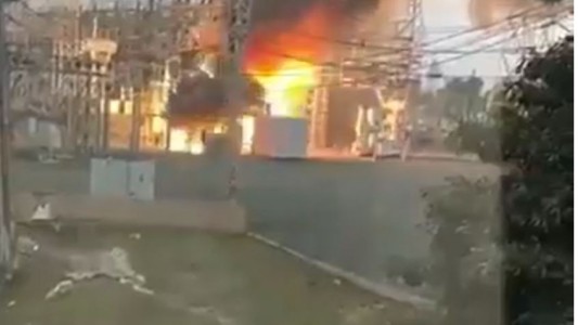 Tremenda explosión en una planta de energía provoca un apagón masivo