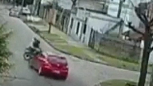 Video: atropelló a dos motociclistas, siguió su marcha y volvió más tarde para asistirlos