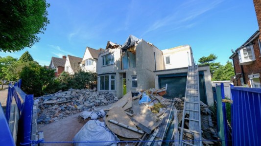 Un albañil destrozó la casa de sus jefes cuando estaban de vacaciones porque no le habían pagado
