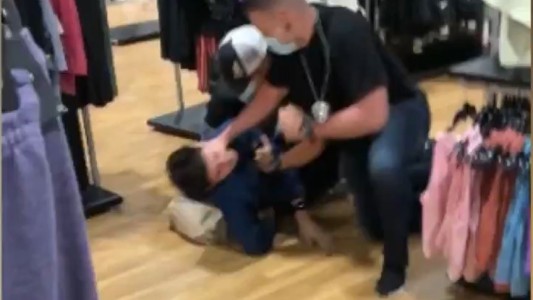 Cuatro policías patean brutalmente a un joven sospechoso de un robo