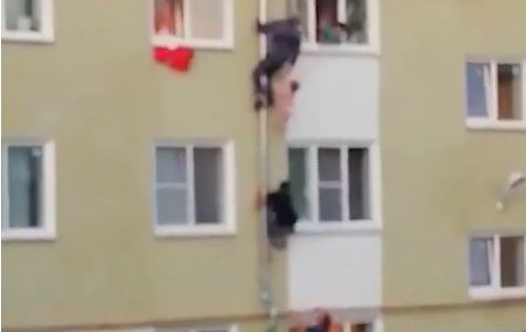 El dramático rescate de tres niños de un departamento en llamas