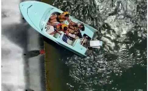 Logran salvar a un bote a punto de caer por una represa con cuatro personas