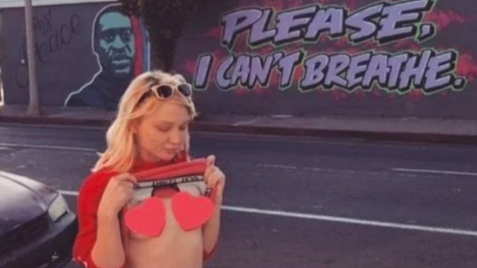 Hallaron muerta a Dakota Skye, la actriz porno que se sacó fotos hot en un mural de George Floyd