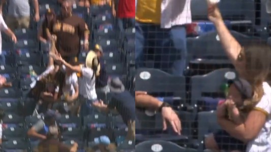 Madraza: una mujer atrapó una pelota de béisbol mientras sostenía a su bebé con la otra mano