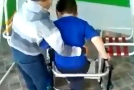 La emoción del nene que ayuda a otro con dificultades motoras a subir a la hamaca