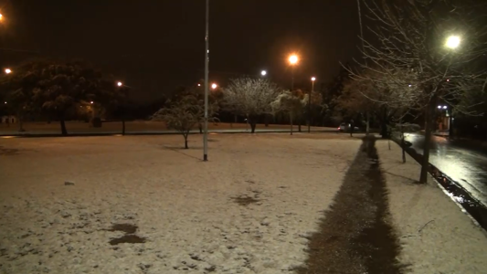 VIDEO: así amaneció Córdoba, calles nevadas, veredas y jardines blancos