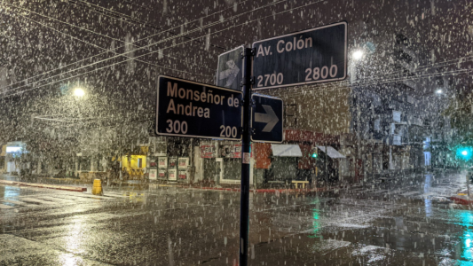 Histórica nevada en Córdoba: Los vecinos de Capital disfrutaron desde temprano.