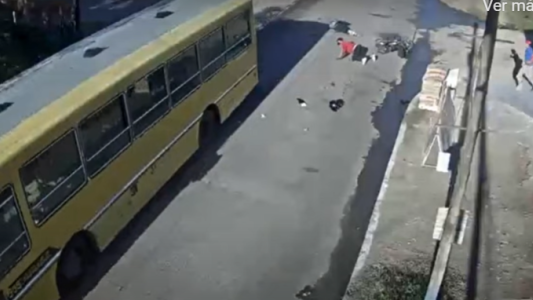 El impresionante momento en que dos motochorros chocan contra un colectivo tras un crimen y terminan detenidos