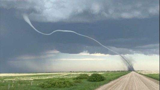 El momento en que un tornado gigante se mueve por el campo