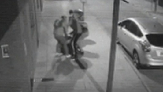 Brutal robo piraña: cuatro ladrones golpearon y arrastraron a una mujer