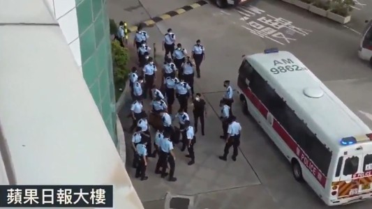 Detienen a cinco integrantes de un diario en Hong Kong que criticó al gobierno