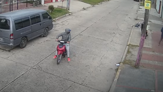 Motochorros asaltaron a un hombre y terminaron devolviéndole las llaves de su casa
