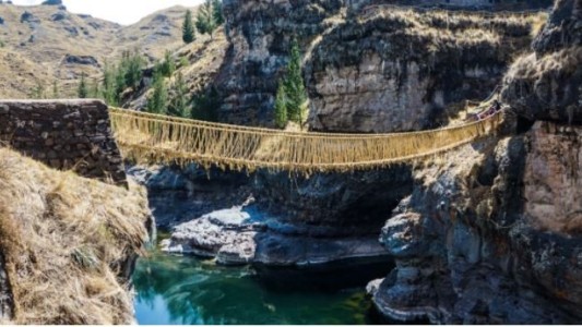Mil hombres y mujeres restauraron el último puente colgante inca en Perú