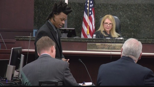 Estados Unidos: acusado de una masacre interrogó en el juicio al hijo que intentó matar