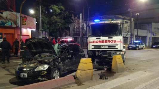 Chocaron un camión de bomberos y un auto en Avenida Colón, hay un herido grave