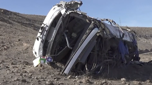 Perú: más de 30 muertos luego del vuelco de un micro que llevaba mineros