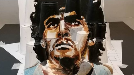 Un artista irlandés realizó una impactante escultura de Diego Maradona