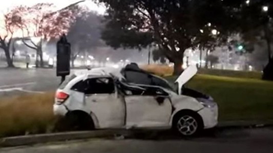 Circulaban a gran velocidad, chocaron y terminaron en una plazoleta en Recoleta