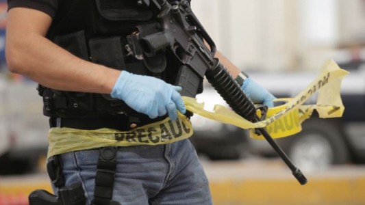 México: hallan tres cuerpos colgados de un puente vehicular