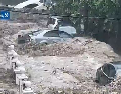 Calles convertidas en ríos y autos flotando por las fuertes lluvias